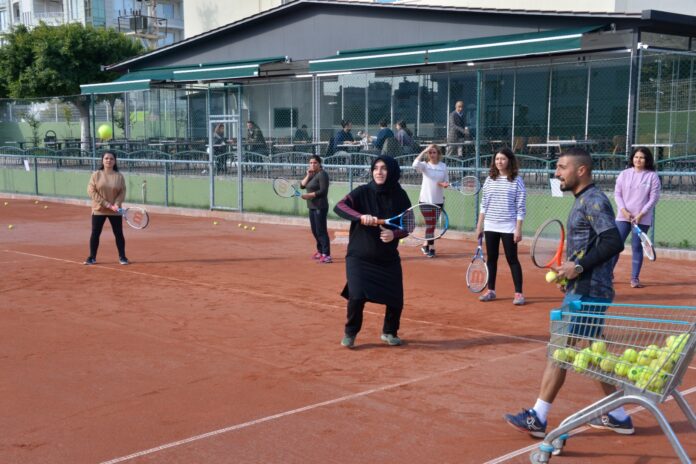 Çay saatinde tenis öğrenmeye ne dersiniz (4)