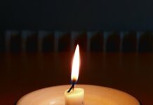 KENDİNDEN KAYBETMEDEN IŞIK OLAMAZ(MI)SIN(?).