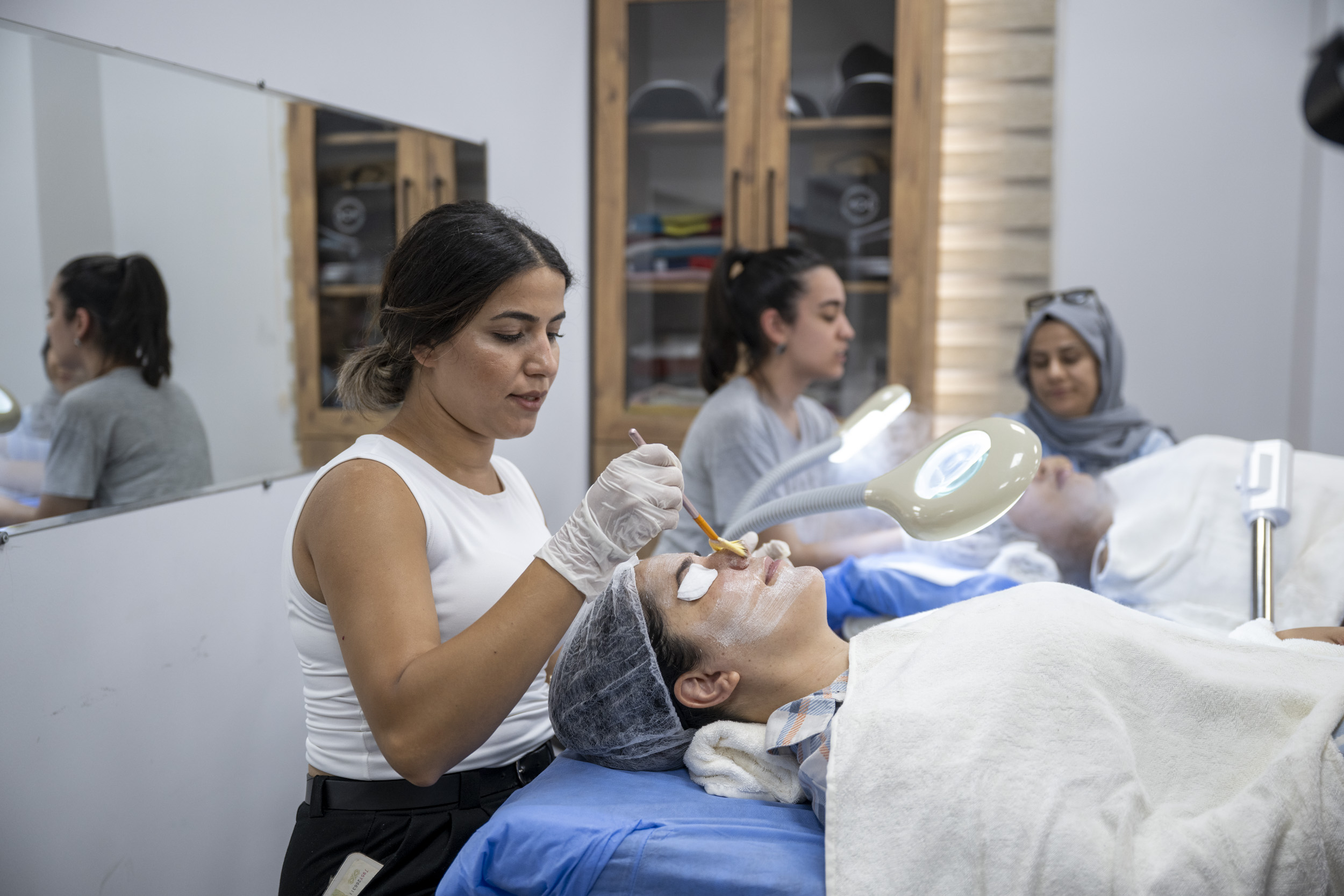 KADINLAR ‘CİLT BAKIMI’ KURSUYLA HEM ÖĞRENİYOR HEM GÜÇLENİYOR (4)