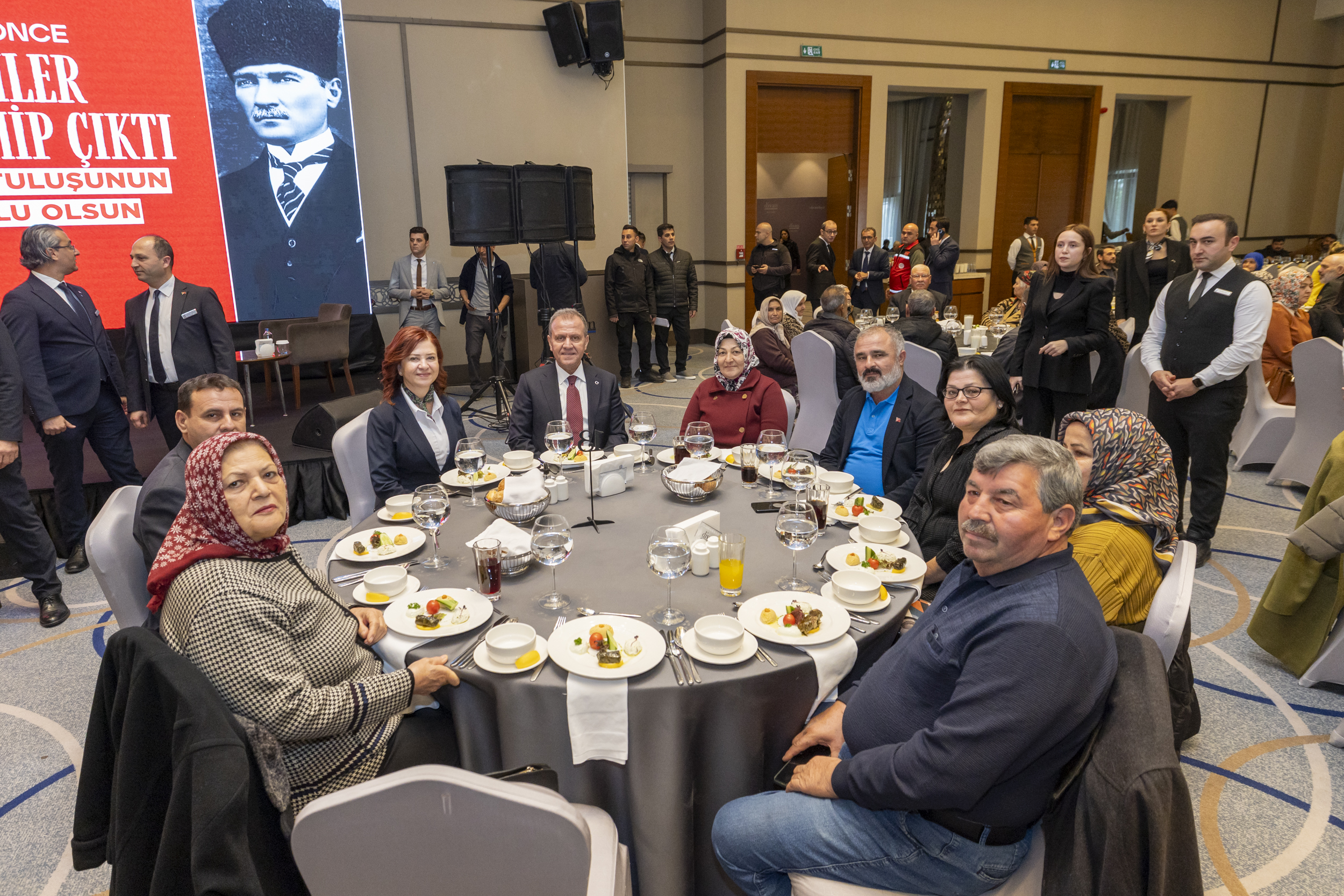 BAŞKAN SEÇER VE MERAL SEÇER, ŞEHİT AİLELERİ VE GAZİLERLE BULUŞTU (1)