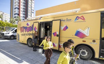 ÇOCUKLAR ÖNCE TİYATRO İZLEDİ ARDINDAN KİTOBÜS’Ü İNCELEDİ