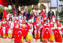 VALİMİZ SAYIN ATİLLA TOROS VE EŞİ DUDU İREM TOROS HANIMEFENDİ, 23 NİSAN ULUSAL EGEMENLİK VE ÇOCUK BAYRAMI KUTLAMA PROGRAMINA KATILDI