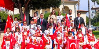 VALİMİZ SAYIN ATİLLA TOROS VE EŞİ DUDU İREM TOROS HANIMEFENDİ, 23 NİSAN ULUSAL EGEMENLİK VE ÇOCUK BAYRAMI KUTLAMA PROGRAMINA KATILDI