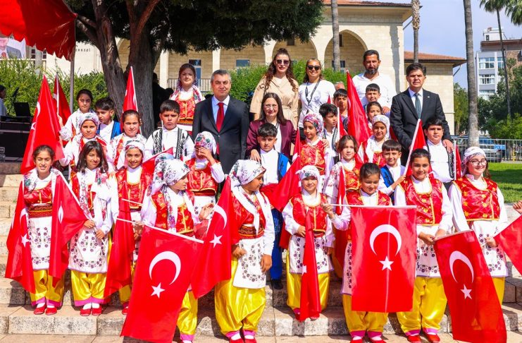 VALİMİZ SAYIN ATİLLA TOROS VE EŞİ DUDU İREM TOROS HANIMEFENDİ, 23 NİSAN ULUSAL EGEMENLİK VE ÇOCUK BAYRAMI KUTLAMA PROGRAMINA KATILDI