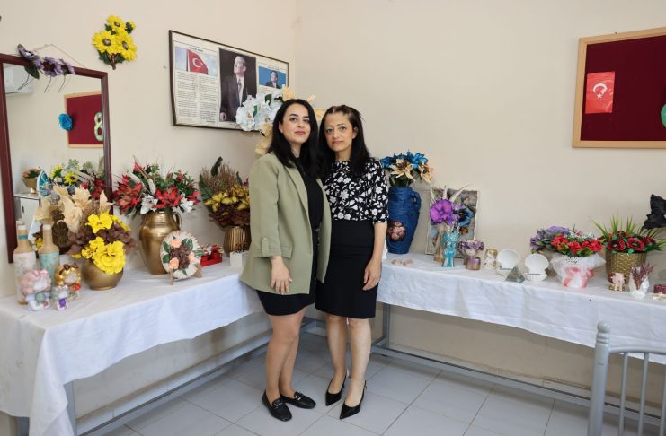 SESSİZ DÜNYASINI RENKLERLE DİLLENDİRDİ: İŞİTME ENGELLİ SİNEM’İN İLHAM VEREN BAŞARISI