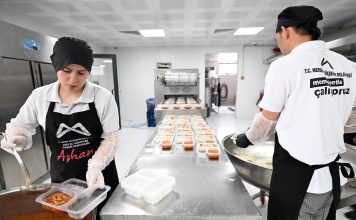 BÜYÜKŞEHİR SİLİFKE AŞHANESİ HEM İHTİYAÇ SAHİPLERİNE HEM ÖĞRENCİLERE ULAŞIYOR