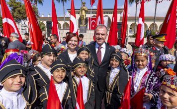 BAŞKAN SEÇER VE MERAL SEÇER, ‘23 NİSAN ULUSAL EGEMENLİK VE ÇOCUK BAYRAMI’ KUTLAMA TÖRENİNE KATILDI