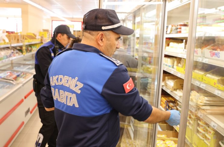 Akdeniz Zabıtası Denetimlerine Devam Ediyor