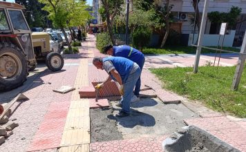 AKDENİZ BELEDİYESİ’NDEN DÖRT BİR YANA HİZMET: SOKAKLAR VE BAHÇE YOLLARI YENİLENİYOR