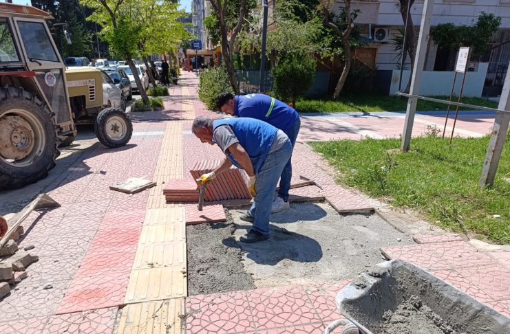 AKDENİZ BELEDİYESİ’NDEN DÖRT BİR YANA HİZMET: SOKAKLAR VE BAHÇE YOLLARI YENİLENİYOR