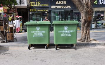 Mersin’in Kent Merkezinde Çöp Konteynerleri Yenileniyor