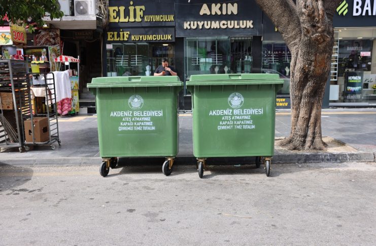 Mersin’in Kent Merkezinde Çöp Konteynerleri Yenileniyor