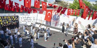 MİNİKLER ANNELERİNE SEVGİYİ OYUNLARLA ANLATTI