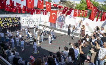 MİNİKLER ANNELERİNE SEVGİYİ OYUNLARLA ANLATTI