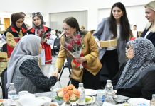 VALİMİZ SAYIN ATİLLA TOROS’UN EŞİ DUDU İREM TOROS HANIMEFENDİ, ANNELER GÜNÜ MÜNASEBETİYLE ÖĞRETMENEVİNDE DÜZENLENEN PROGRAMA KATILDI