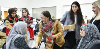 VALİMİZ SAYIN ATİLLA TOROS’UN EŞİ DUDU İREM TOROS HANIMEFENDİ, ANNELER GÜNÜ MÜNASEBETİYLE ÖĞRETMENEVİNDE DÜZENLENEN PROGRAMA KATILDI