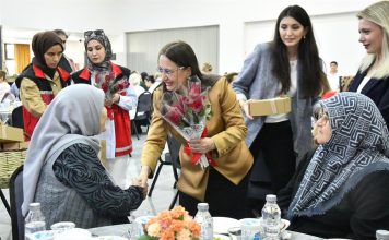 VALİMİZ SAYIN ATİLLA TOROS’UN EŞİ DUDU İREM TOROS HANIMEFENDİ, ANNELER GÜNÜ MÜNASEBETİYLE ÖĞRETMENEVİNDE DÜZENLENEN PROGRAMA KATILDI