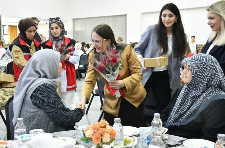 VALİMİZ SAYIN ATİLLA TOROS’UN EŞİ DUDU İREM TOROS HANIMEFENDİ, ANNELER GÜNÜ MÜNASEBETİYLE ÖĞRETMENEVİNDE DÜZENLENEN PROGRAMA KATILDI