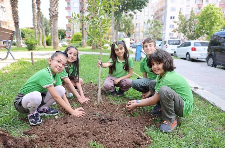 23 Nisan’da Koltuğa Oturan Buğlem, Yenilettiği Parka Fidan Dikti