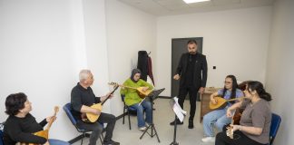 BÜYÜKŞEHİR’İN ÜCRETSİZ KURSLARIYLA ENSTRÜMAN ÇALMAYI ÖĞRENİYORLAR
