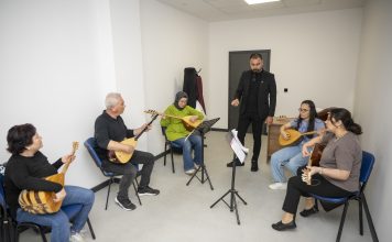 BÜYÜKŞEHİR’İN ÜCRETSİZ KURSLARIYLA ENSTRÜMAN ÇALMAYI ÖĞRENİYORLAR