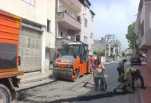 AKDENİZ’DE ALTYAPI ÇALIŞMALARI SONRASI BOZULAN YOLLAR ASFALTLANIYOR