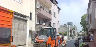 AKDENİZ’DE ALTYAPI ÇALIŞMALARI SONRASI BOZULAN YOLLAR ASFALTLANIYOR