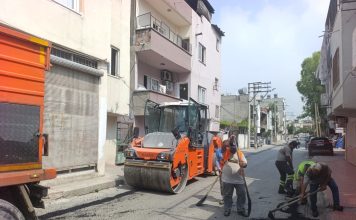 AKDENİZ’DE ALTYAPI ÇALIŞMALARI SONRASI BOZULAN YOLLAR ASFALTLANIYOR