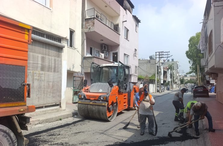 AKDENİZ’DE ALTYAPI ÇALIŞMALARI SONRASI BOZULAN YOLLAR ASFALTLANIYOR
