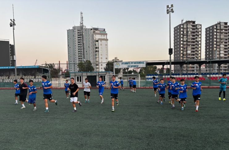 AKDENİZ BELEDİYE SPOR’A BAŞKAN DESTEĞİ! TATLI ZİYARETİYLE MORAL DEPOLADILAR