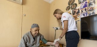 MERSİN BÜYÜKŞEHİR’İN EVDE BAKIM HİZMETİYLE YARALAR SARILIYOR