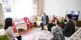 Mersin Valisi Atilla Toros, Kıymetli Büyüğümüz Mustafa Karahan’ı, Akdeniz İlçesi Siteler Mahallesi’nde Bulunan Evinde Ziyaret Etti